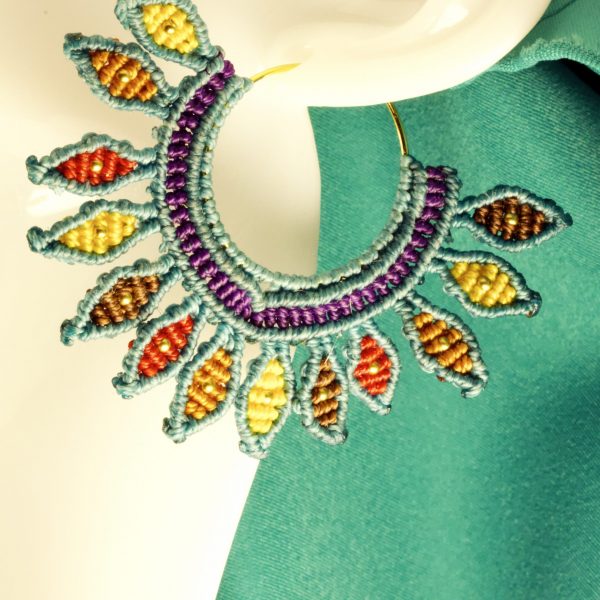 Boucles d'oreilles asymétriques aux couleurs du paon en micro-macramé et créoles plaqué or