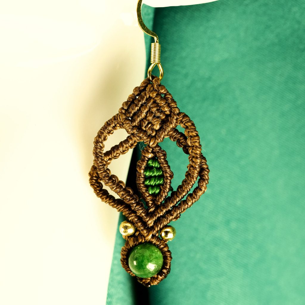 Boucles d’oreilles fines en or 18K, perle d’émeraude et micro-macramé