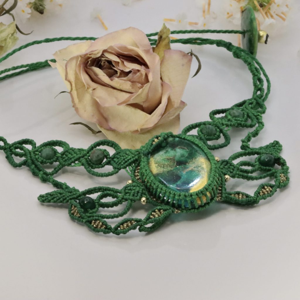 Collier Émeraude et Or en Résine et Micro-Macramé