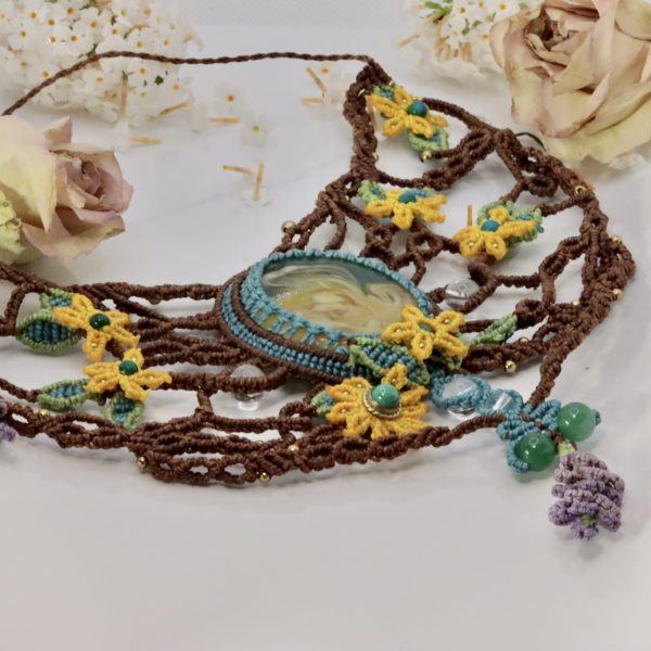 Collier Jardin Enchanté en Résine et Micro-Macramé