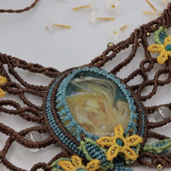 Collier Jardin Enchanté en Résine et Micro-Macramé – Image 11