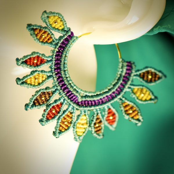 Boucles d'oreilles asymétriques aux couleurs du paon en micro-macramé et créoles plaqué or – Image 2