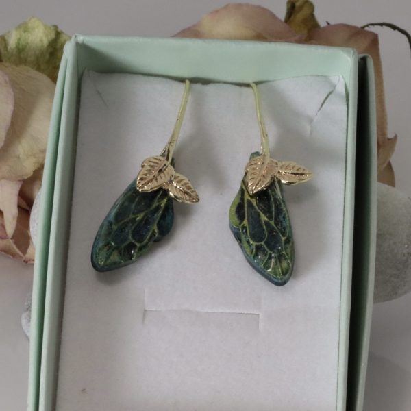 Boucles d’oreilles pendantes « ailes de papillon » vert et doré, plaqué or 18k, en résine. – Image 3