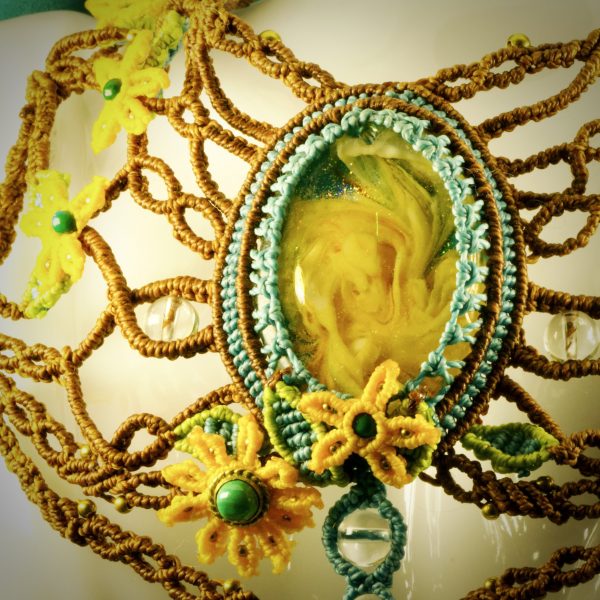 Collier Jardin Enchanté en Résine et Micro-Macramé – Image 3