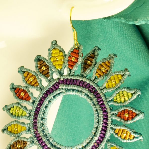 Boucles d'oreilles asymétriques aux couleurs du paon en micro-macramé et créoles plaqué or – Image 4