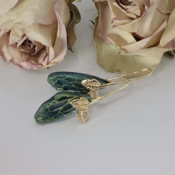 Boucles d’oreilles pendantes « ailes de papillon » vert et doré, plaqué or 18k, en résine. – Image 4