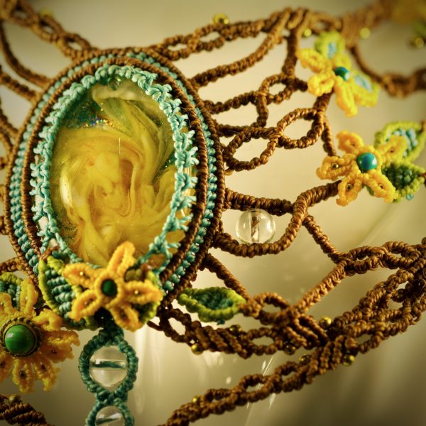 Collier Jardin Enchanté en Résine et Micro-Macramé – Image 4