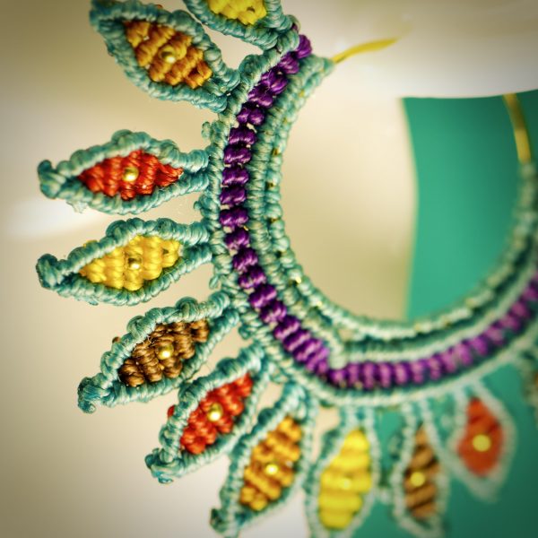 Boucles d'oreilles asymétriques aux couleurs du paon en micro-macramé et créoles plaqué or – Image 5