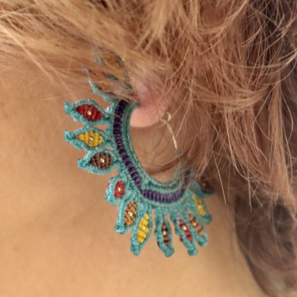 Boucles d'oreilles asymétriques aux couleurs du paon en micro-macramé et créoles plaqué or – Image 6