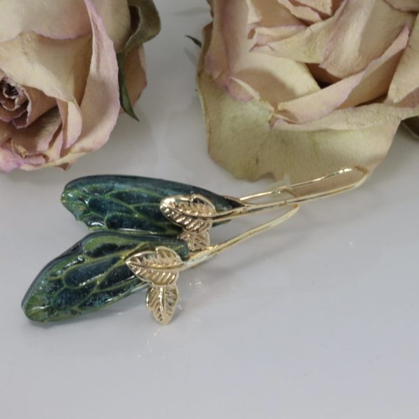 Boucles d’oreilles pendantes « ailes de papillon » vert et doré, plaqué or 18k, en résine. – Image 6