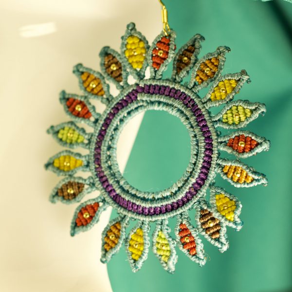 Boucles d'oreilles asymétriques aux couleurs du paon en micro-macramé et créoles plaqué or – Image 7