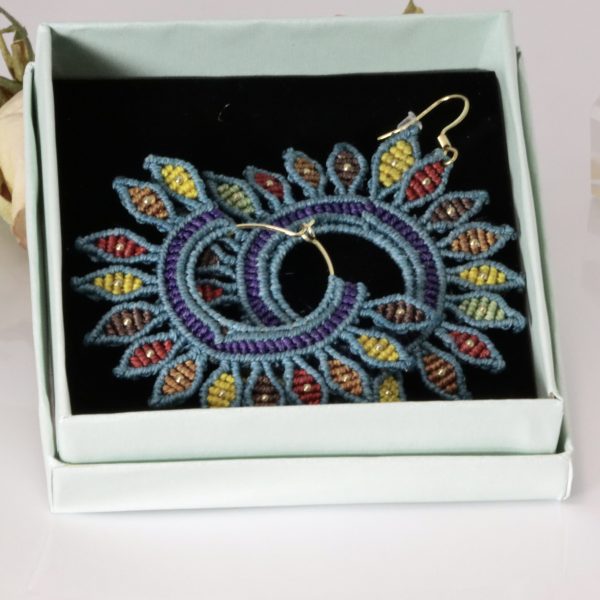 Boucles d'oreilles asymétriques aux couleurs du paon en micro-macramé et créoles plaqué or – Image 8
