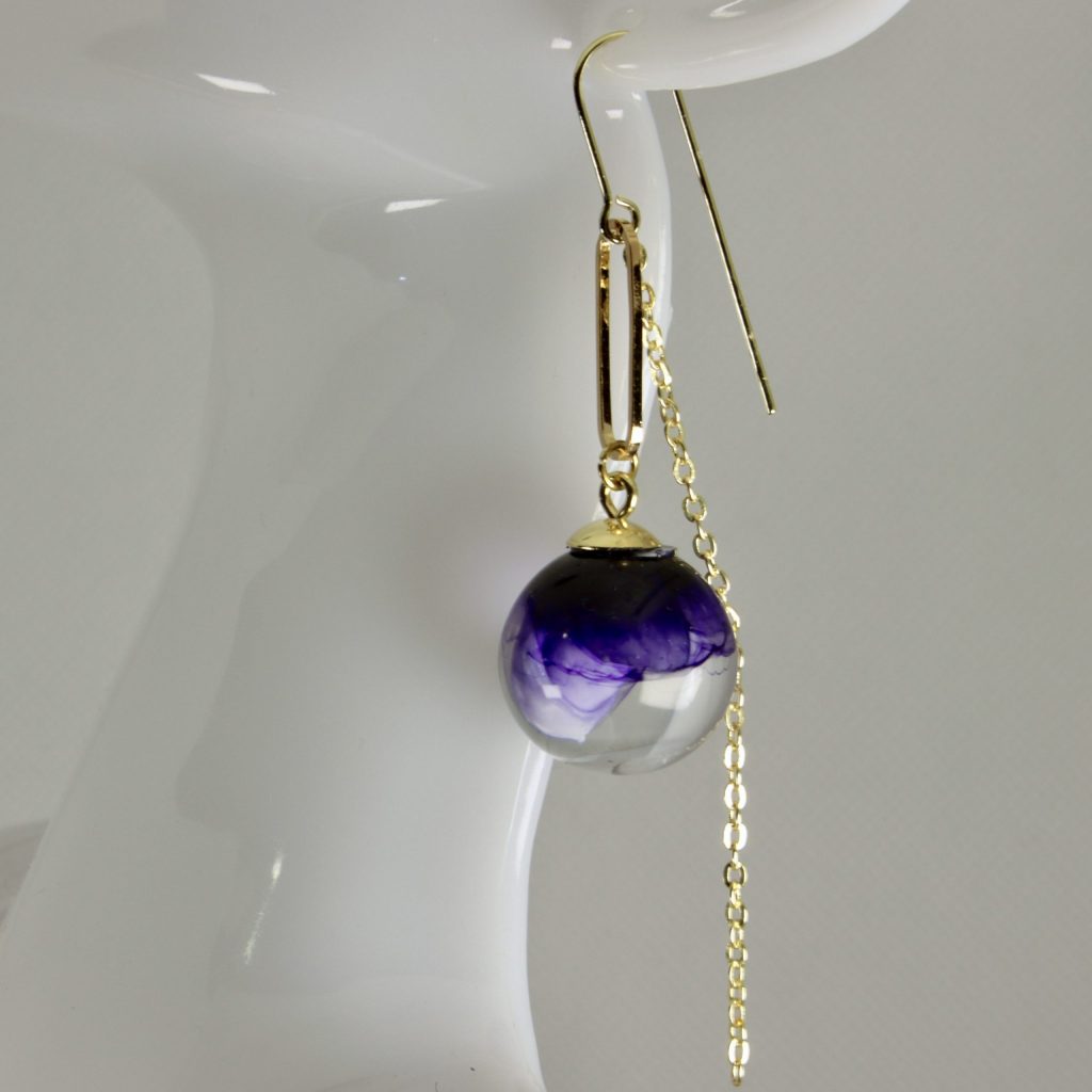 Boucles D’Oreilles Pendantes Nuance Violette – Élégance et Poésie en Résine et Plaqué Or