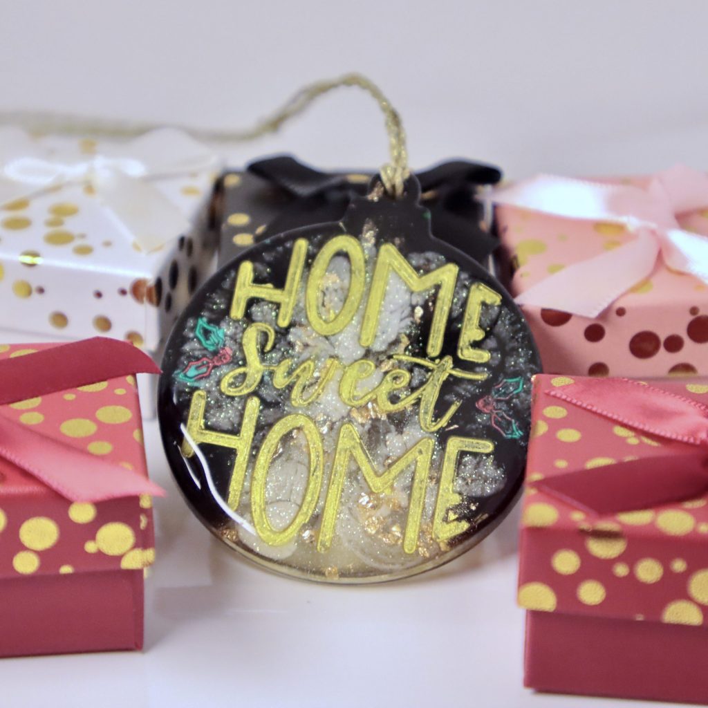 Boule de Noël Plate en Résine Noire et Paillettes Blanches – "Home Sweet Home"