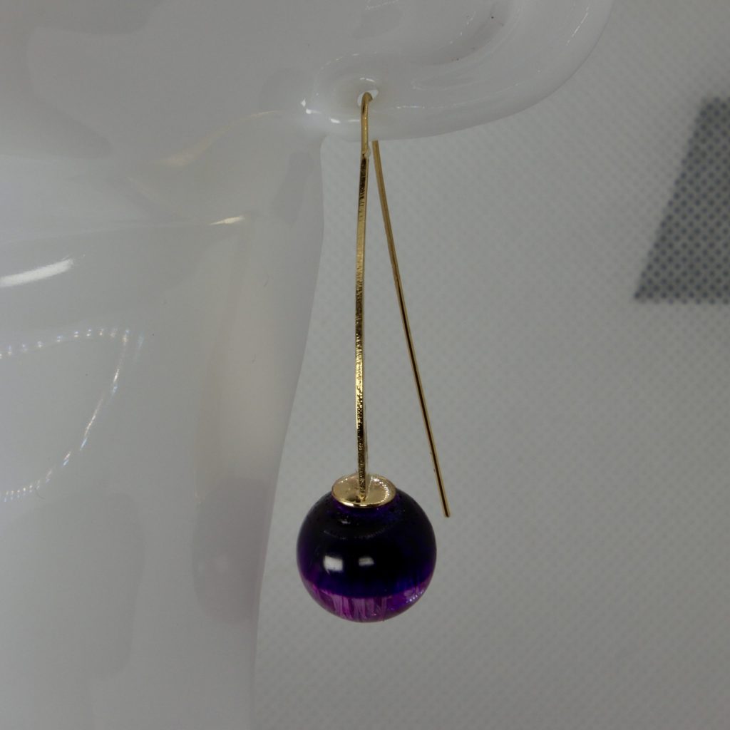 Boucles d’oreilles pendantes en résine violette et plaqué or 18k – Élégance aérienne et moderne