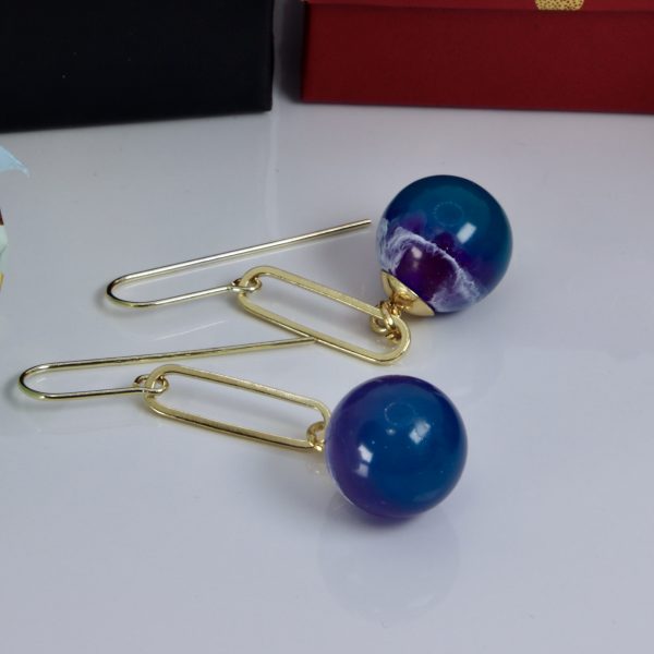 Pendants d’Oreilles Nuance Océanique – Résine Artisanale et Plaqué Or – Image 3