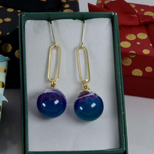 Pendants d’Oreilles Nuance Océanique – Résine Artisanale et Plaqué Or – Image 4