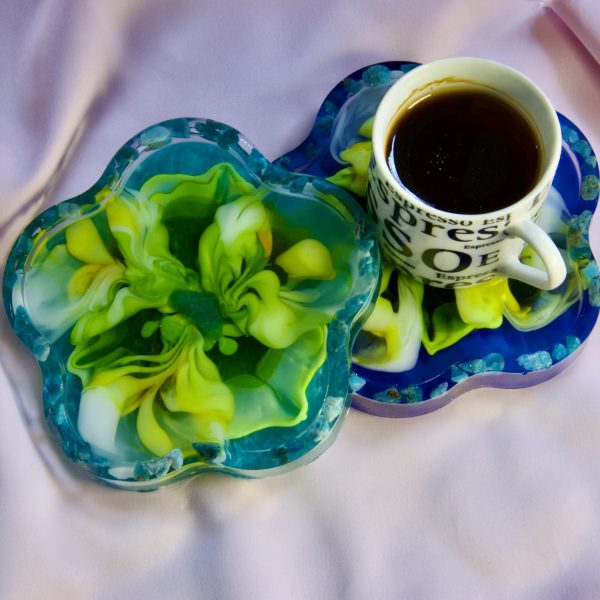 Sous-tasse en résine en forme de fleur – Harmonie minérale et florale – Image 2