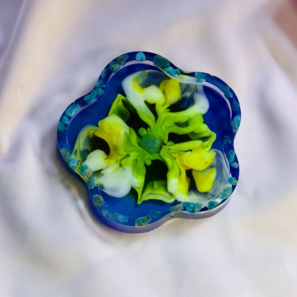 Sous-tasse en résine en forme de fleur – Harmonie minérale et florale – Image 5