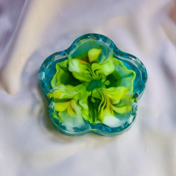 Sous-tasse en résine en forme de fleur – Harmonie minérale et florale
