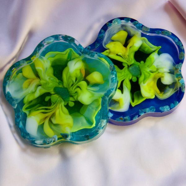 Sous-tasse en résine en forme de fleur – Harmonie minérale et florale – Image 3