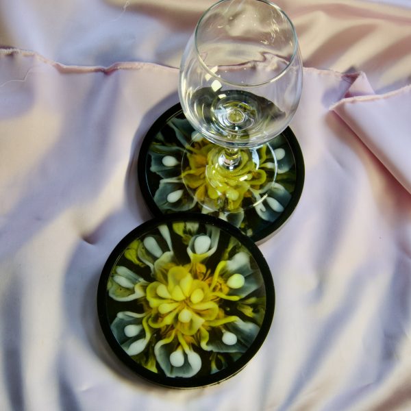 Sous-tasse en résine – L’éclat doré d’une fleur sous un ciel étoilé – Image 2