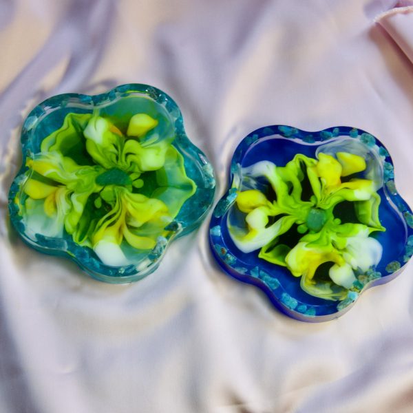 Sous-tasse en résine en forme de fleur – Harmonie minérale et florale – Image 4