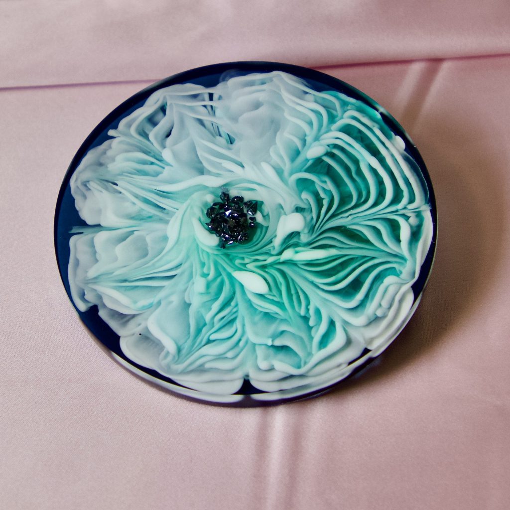 Sous-tasse ronde en résine – Lagon bleu & pétales flottantes