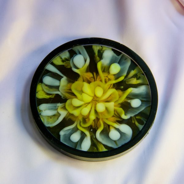 Sous-tasse en résine – L’éclat doré d’une fleur sous un ciel étoilé