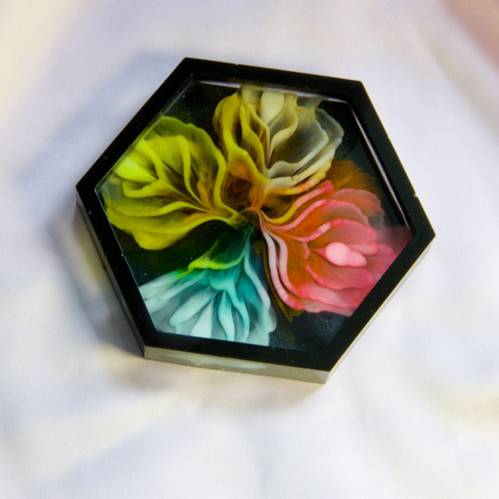Sous-tasse en résine octogonale – Explosion de couleurs et élégance florale