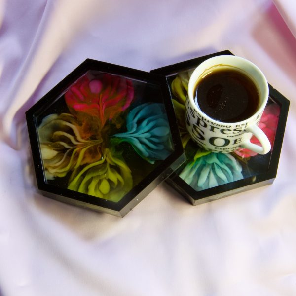 Sous-tasse en résine octogonale – Explosion de couleurs et élégance florale – Image 2