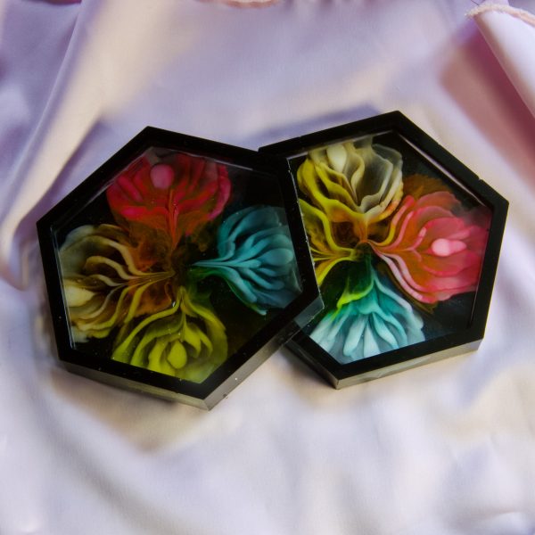 Sous-tasse en résine octogonale – Explosion de couleurs et élégance florale – Image 3