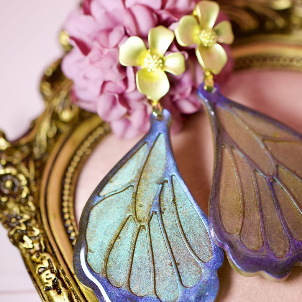 Boucles d’oreilles ailes de papillon – Résine peinte à la main & laiton doré – Légèreté enchantée et éclat irisé 🦋🌸