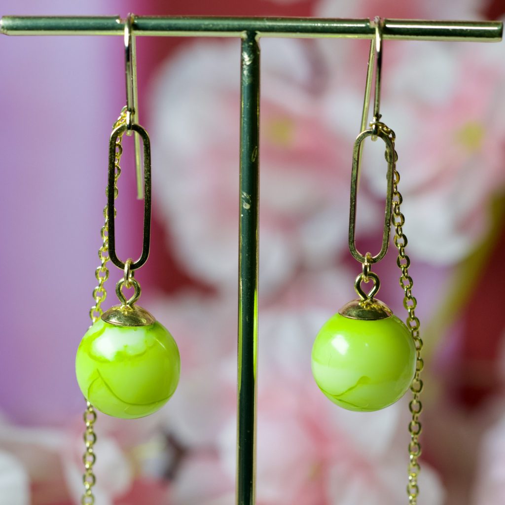 Pendants d’oreilles “Lumière d’agrumes” – Résine lime & plaqué or – Éclat vibrant et audace solaire 🍋✨