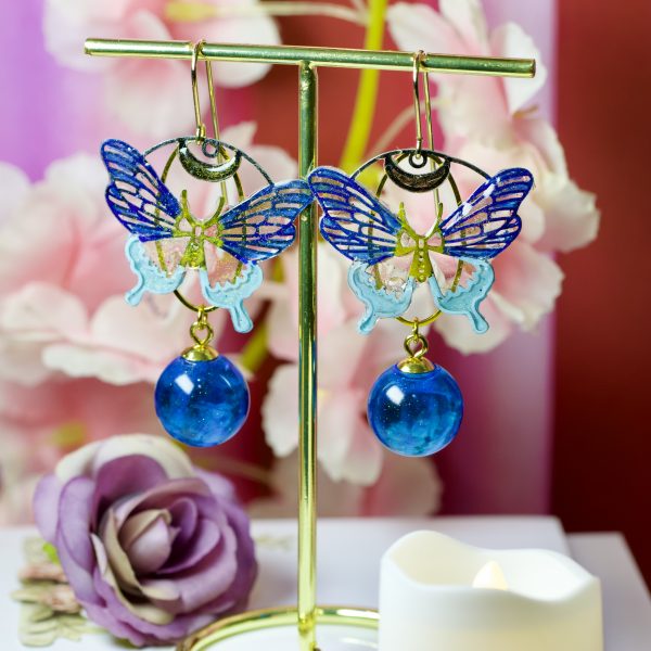 Pendants d’oreilles plaqué or “Papillons d’Océan” – Résine bleue scintillante & double connecteur – Image 2
