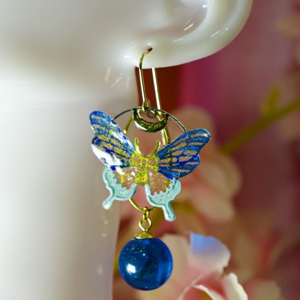 Pendants d’oreilles plaqué or “Papillons d’Océan” – Résine bleue scintillante & double connecteur – Image 3