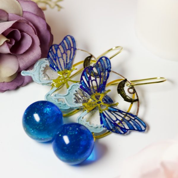Pendants d’oreilles plaqué or “Papillons d’Océan” – Résine bleue scintillante & double connecteur – Image 4