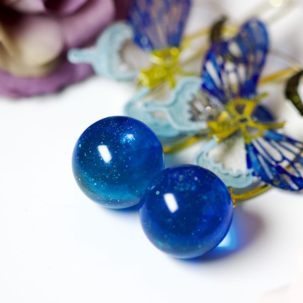 Pendants d’oreilles plaqué or “Papillons d’Océan” – Résine bleue scintillante & double connecteur – Image 5