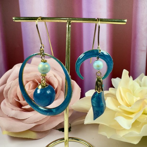 Boucles d’oreilles pendantes dépareillées bleu métallique – Résine artisanale & perles de jade mashan – Création plaquée or