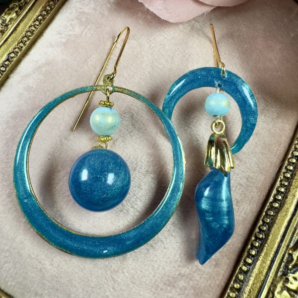 Boucles d’oreilles pendantes dépareillées bleu métallique – Résine artisanale & perles de jade mashan – Création plaquée or – Image 2