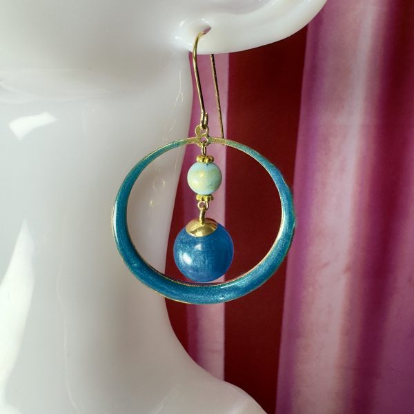 Boucles d’oreilles pendantes dépareillées bleu métallique – Résine artisanale & perles de jade mashan – Création plaquée or – Image 3