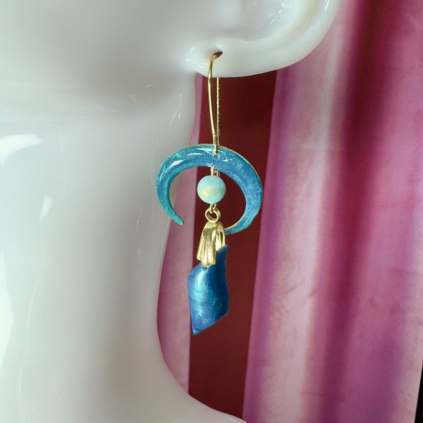 Boucles d’oreilles pendantes dépareillées bleu métallique – Résine artisanale & perles de jade mashan – Création plaquée or – Image 4