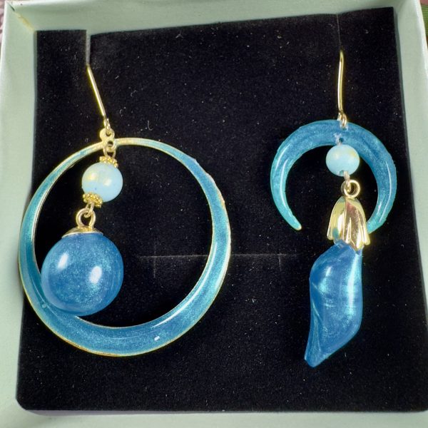 Boucles d’oreilles pendantes dépareillées bleu métallique – Résine artisanale & perles de jade mashan – Création plaquée or – Image 5